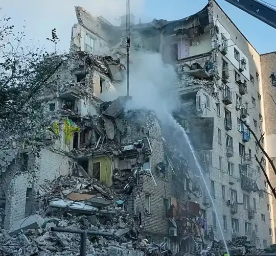 Зруйнований будинок де постраждало багато людей у Києві