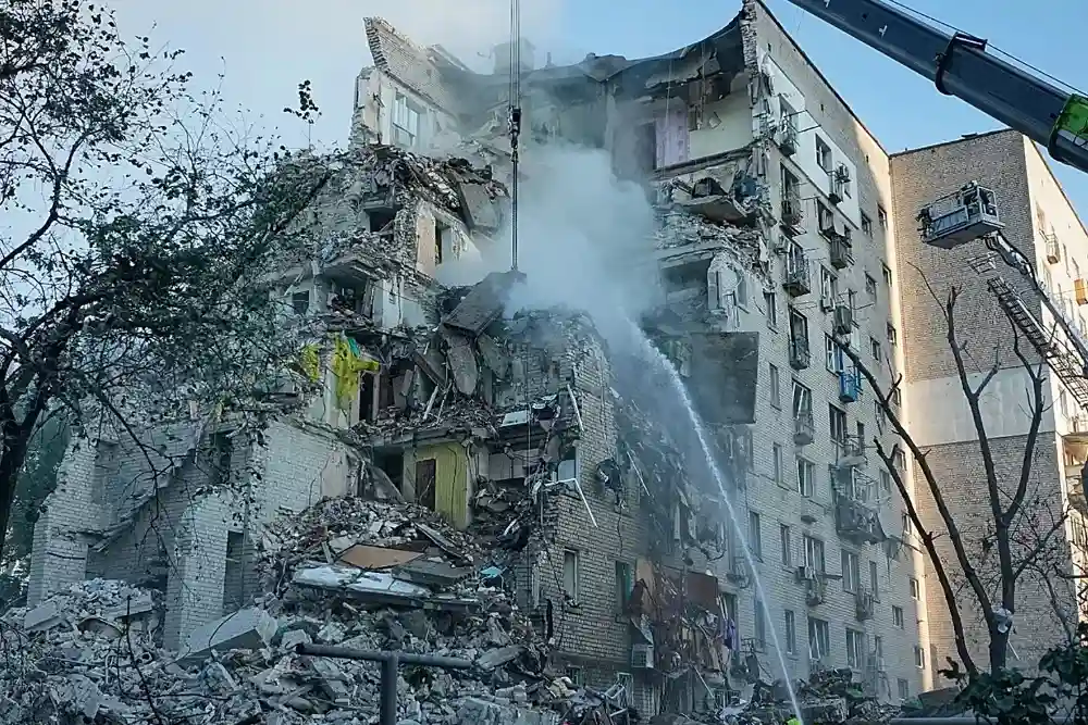 Зруйнований будинок де постраждало багато людей у Києві