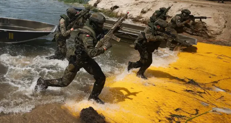 Польські джерела в сфері безпеки не виключають можливості наземного вторгнення російських та/або білоруських військовослужбовців із застосуванням звичайної зброї