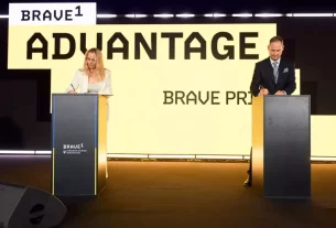 Ірина Заболотна, операційний директор Brave1, та Джо Мюллер, член виконавчого комітету Airbus Defence and Space, підписують угоду про стратегічне співробітництво в рамках ініціативи Brave Prime під час заходу Brave1 Advantage у Києві