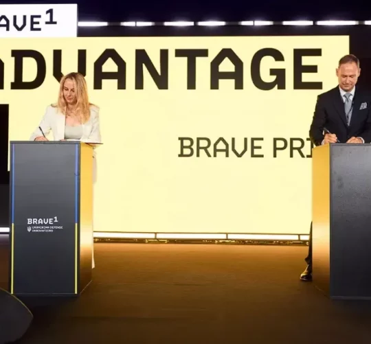 Ірина Заболотна, операційний директор Brave1, та Джо Мюллер, член виконавчого комітету Airbus Defence and Space, підписують угоду про стратегічне співробітництво в рамках ініціативи Brave Prime під час заходу Brave1 Advantage у Києві