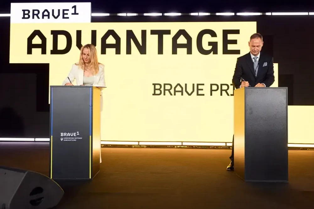 Ірина Заболотна, операційний директор Brave1, та Джо Мюллер, член виконавчого комітету Airbus Defence and Space, підписують угоду про стратегічне співробітництво в рамках ініціативи Brave Prime під час заходу Brave1 Advantage у Києві