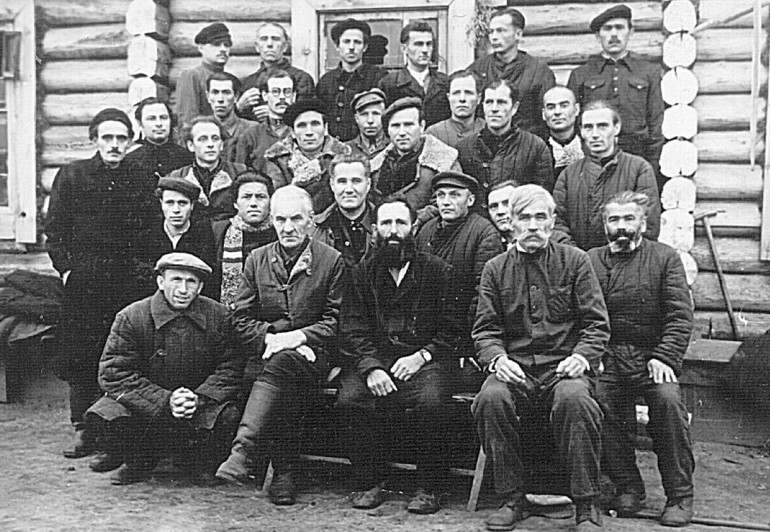 Михайло Сорока серед друзів сидить у другому ряду четвертий зліва. Третій зліва біля М.Сороки адвокат С.Бандери Володимир Горбовий. Тайшет, Іркутська область Росії