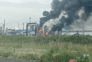 Українські дрони долетіли аж до Сибіру, щоб завдати удару по найбільшому нафтопереробному заводу Росії