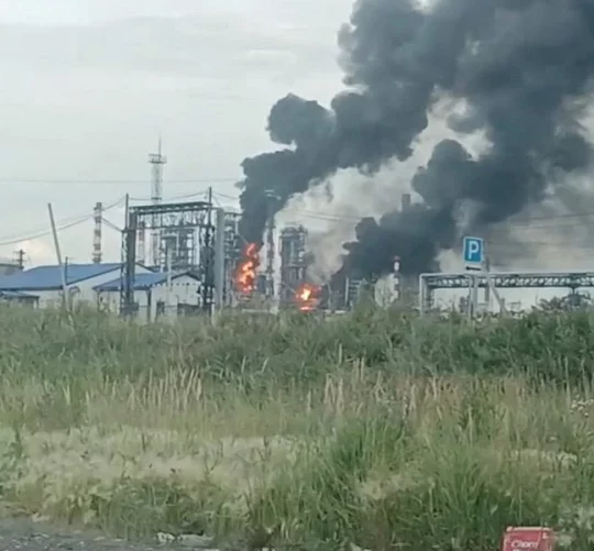 Українські дрони долетіли аж до Сибіру, щоб завдати удару по найбільшому нафтопереробному заводу Росії