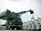 бульдозер розставляє військові огорожі для укріплення території від нападу