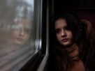 молода українська дівчина сумує на чужині