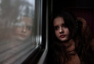 молода українська дівчина сумує на чужині