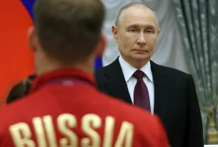 Володимир Путін спілкується з російськими спортсменами