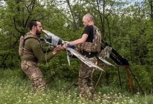 українські військові готують ударний безпілотник «Бліскавка» до удару по російських позиціях у напрямку Костянтинівки, Донецька область, Україна