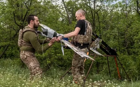 українські військові готують ударний безпілотник «Бліскавка» до удару по російських позиціях у напрямку Костянтинівки, Донецька область, Україна
