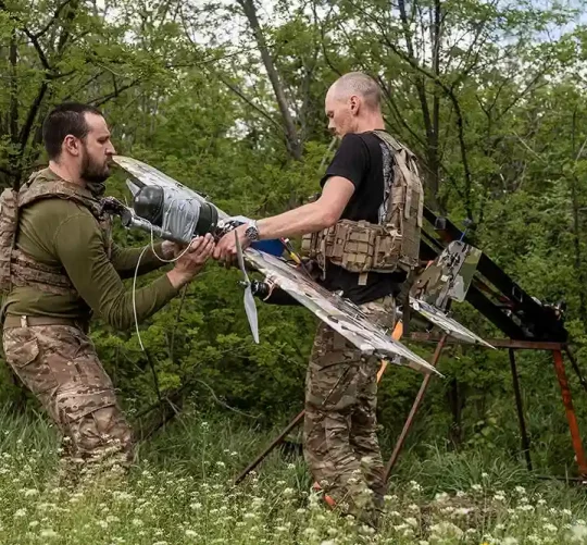 українські військові готують ударний безпілотник «Бліскавка» до удару по російських позиціях у напрямку Костянтинівки, Донецька область, Україна