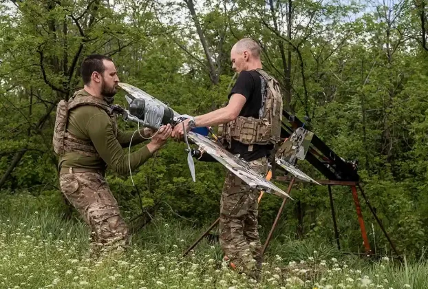 українські військові готують ударний безпілотник «Бліскавка» до удару по російських позиціях у напрямку Костянтинівки, Донецька область, Україна