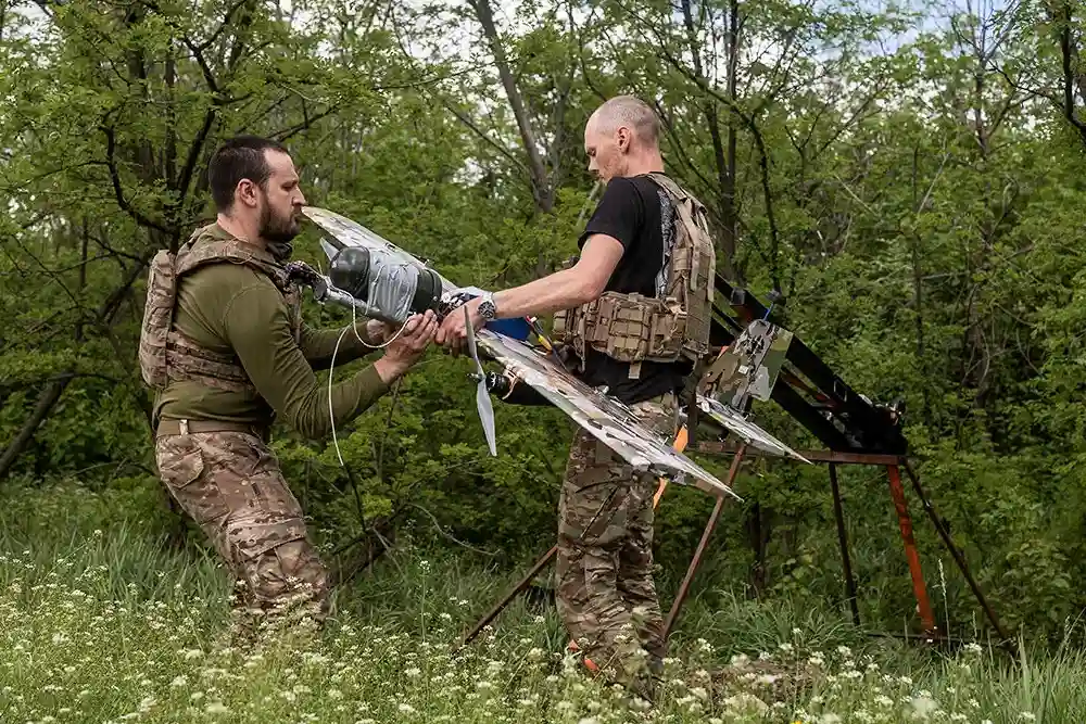 українські військові готують ударний безпілотник «Бліскавка» до удару по російських позиціях у напрямку Костянтинівки, Донецька область, Україна