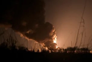 Палаючий нафтовий склад який зазнав обстрілу поблизу військової авіабази Василівка у Київській області, Україна, 27 лютого 2022 року