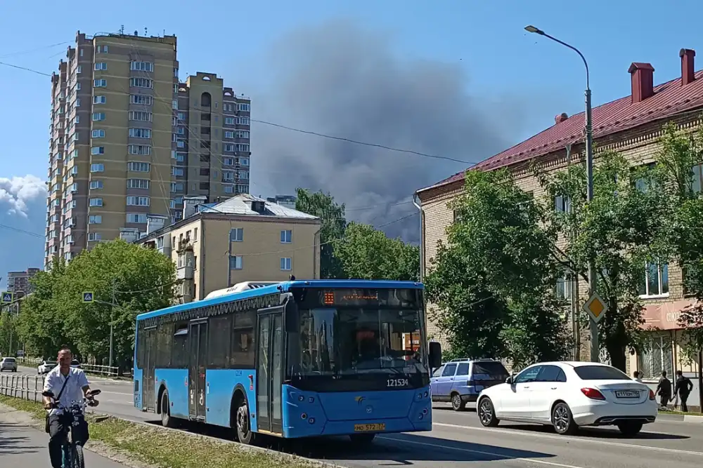18 липня в місті Ногінськ, що поблизу Москви, після повідомлень про український напад з нафтопереробного заводу піднімається дим