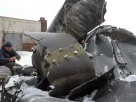 Чоловік фотографує частини невідомої ракети, яку, на думку українських властей, було виготовлено в Північній Кореї та використано під час удару по Харкову на початку цього тижня в умовах російського вторгнення в Україну, у Харкові, Україна, 6 січня 2024 року