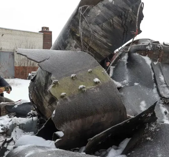 Чоловік фотографує частини невідомої ракети, яку, на думку українських властей, було виготовлено в Північній Кореї та використано під час удару по Харкову на початку цього тижня в умовах російського вторгнення в Україну, у Харкові, Україна, 6 січня 2024 року