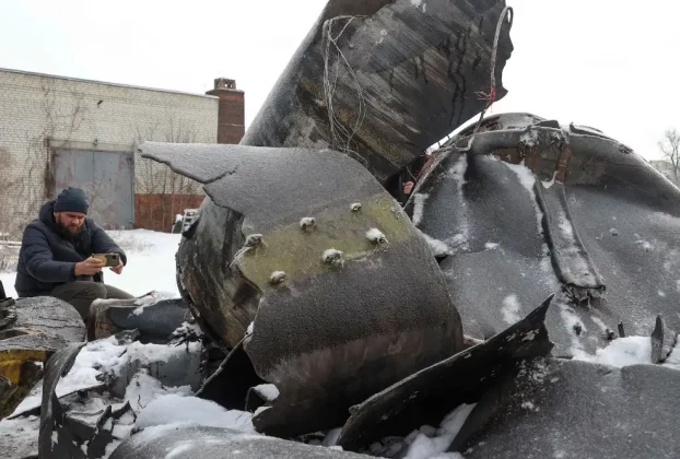 Чоловік фотографує частини невідомої ракети, яку, на думку українських властей, було виготовлено в Північній Кореї та використано під час удару по Харкову на початку цього тижня в умовах російського вторгнення в Україну, у Харкові, Україна, 6 січня 2024 року