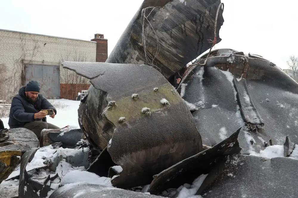Чоловік фотографує частини невідомої ракети, яку, на думку українських властей, було виготовлено в Північній Кореї та використано під час удару по Харкову на початку цього тижня в умовах російського вторгнення в Україну, у Харкові, Україна, 6 січня 2024 року