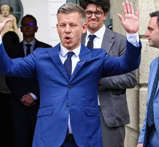 Прем'єр-міністр Угорщини Петер Мадяр на фото, зробленому в Будапешті на тижні після перемоги на виборах