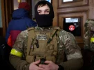 Іноземний військовий із Великої Британії позує для фотографії, коли він та інші добровольці готуються вирушити на лінію фронту на сході України