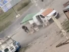 Скріншот з відео де російські безбілотники полюють на людину на базарі