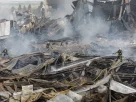 У середу рятувальники працюють на місці російського ракетного удару по складу товарів у Києві