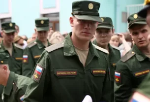 російські новобранці поступають на розподіл для несення військової служби