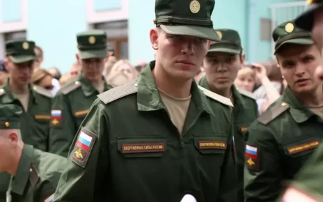 російські новобранці поступають на розподіл для несення військової служби