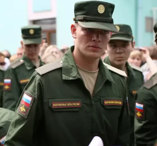 російські новобранці поступають на розподіл для несення військової служби