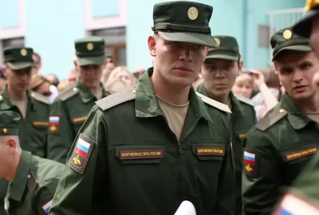 російські новобранці поступають на розподіл для несення військової служби