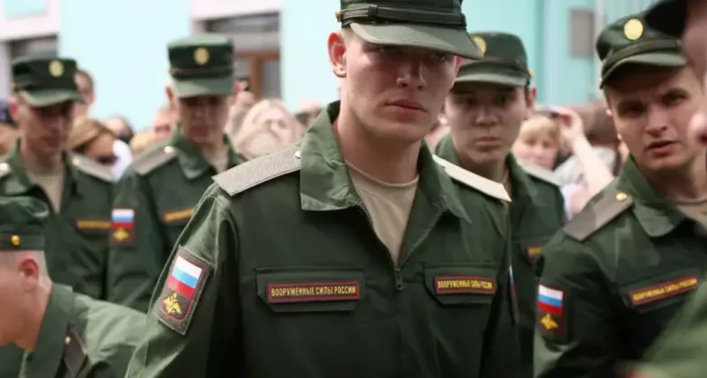 російські новобранці поступають на розподіл для несення військової служби