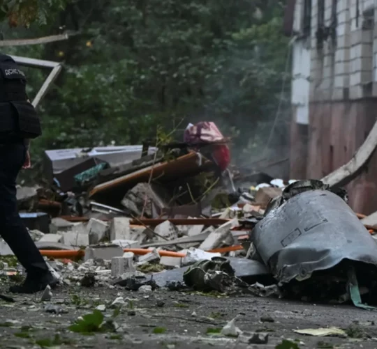 Уламки російської ракети біля житлового будинку у Львові, Україна, минулого місяця