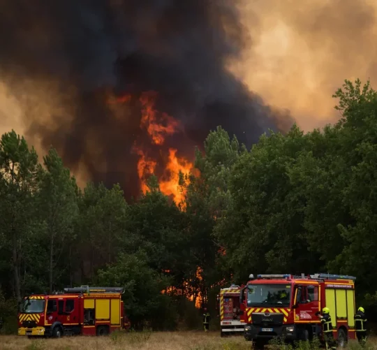 Пожежники в Лантоні, містечку на південному заході від Бордо, Франція, минулого тижня