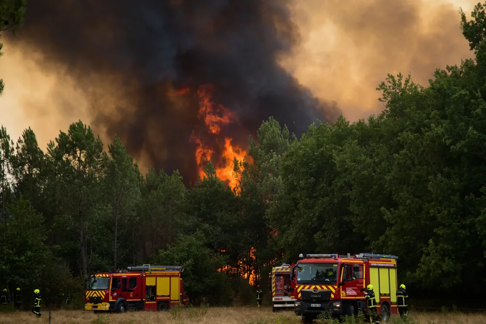 Пожежники в Лантоні, містечку на південному заході від Бордо, Франція, минулого тижня