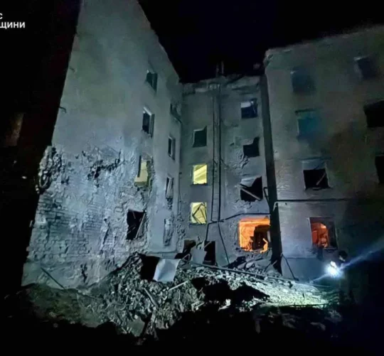 Руйнування після того, як у четвер російські війська завдали авіаударів, в результаті яких у Сумах (Україна) постраждало понад 10 осіб