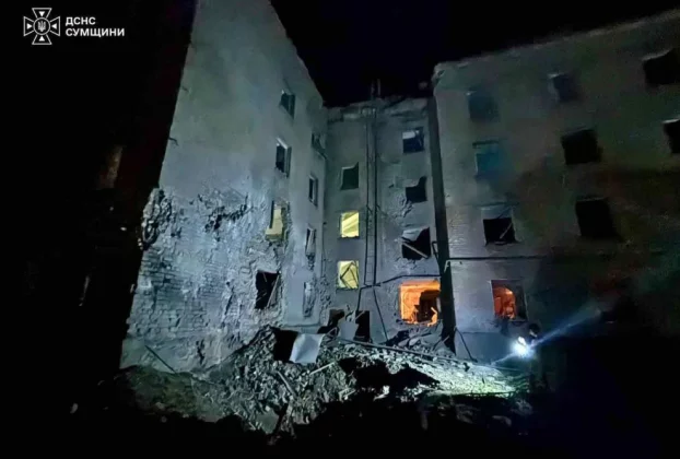 Руйнування після того, як у четвер російські війська завдали авіаударів, в результаті яких у Сумах (Україна) постраждало понад 10 осіб