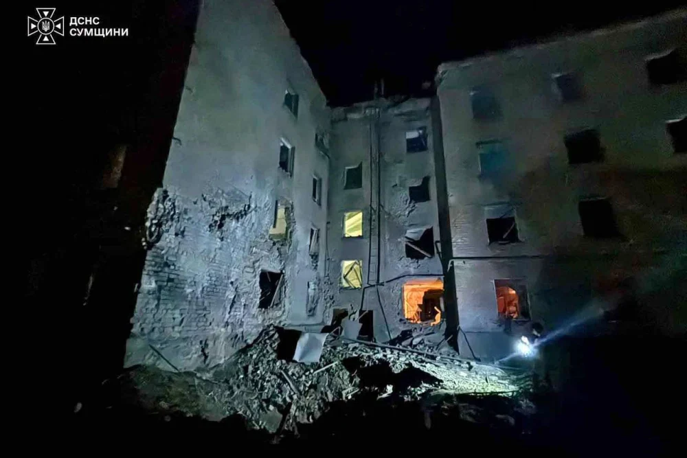 Руйнування після того, як у четвер російські війська завдали авіаударів, в результаті яких у Сумах (Україна) постраждало понад 10 осіб