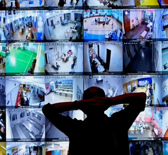 фото зображує моніторинг камер спостереження персоналом охорони