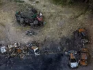 На Запоріжжі, у житловому районі, розкидані згорілі автомобілі, які спалахнули під час недавнього російського обстрілу