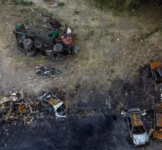 На Запоріжжі, у житловому районі, розкидані згорілі автомобілі, які спалахнули під час недавнього російського обстрілу