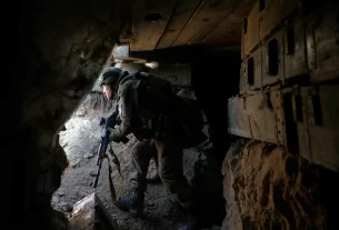 Щоб дістатися до «нульової лінії», українським військовим доводиться просуватися через надзвичайно небезпечні райони, насичені російськими дронами, та координувати свої дії з власними військами, що знаходяться поблизу.
