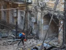 Мешканець залишає територію житлових будинків, пошкоджених під час російського ракетного та безпілотного удару по Одесі, Україна, 9 серпня 2026 року