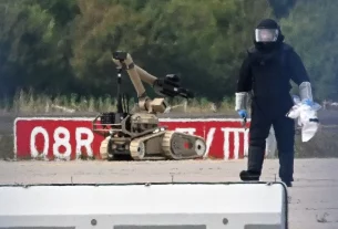 Криміналіст проводить огляд місця злочину в аеропорту Лейпциг/Галле