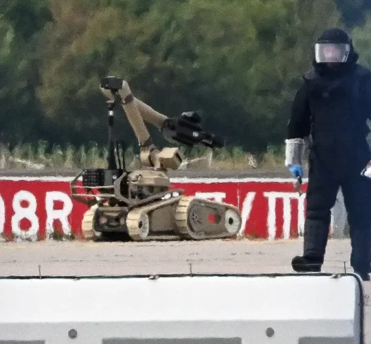 Криміналіст проводить огляд місця злочину в аеропорту Лейпциг/Галле