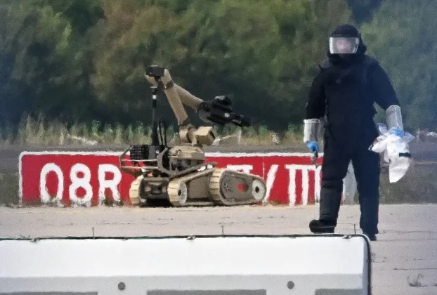 Криміналіст проводить огляд місця злочину в аеропорту Лейпциг/Галле