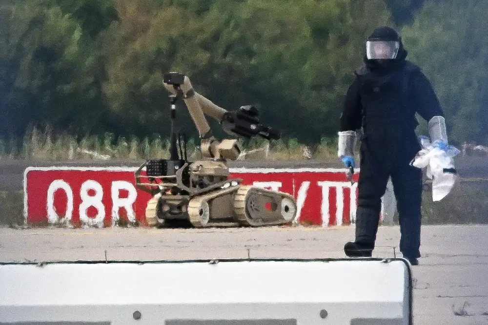 Криміналіст проводить огляд місця злочину в аеропорту Лейпциг/Галле