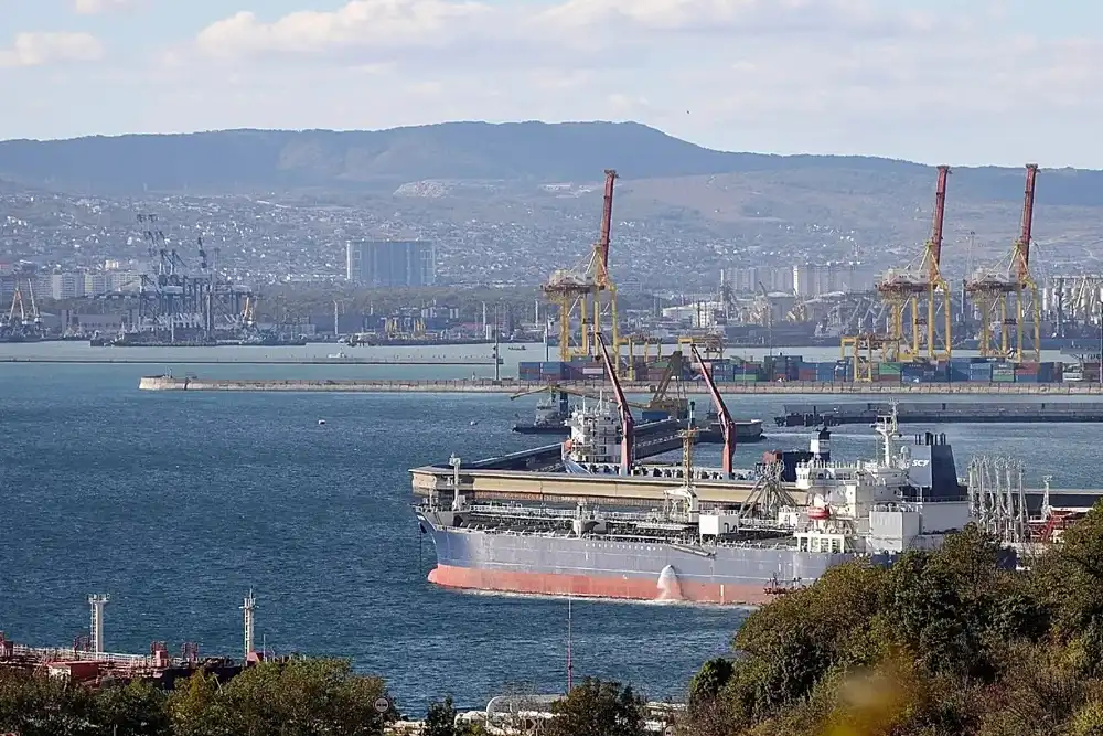 Новоросійськ 11 жовтня 2022 року, на фото нафтовий танкер. Один із найбільших об’єктів з переробки нафти та нафтопродуктів на півдні Росії