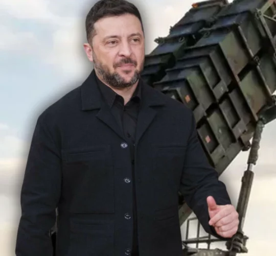 ілюстрація де Володимир Зеленський на фоні ППО Патріот
